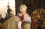 arcybiskup marek jędraszewski wręcza dystynktorium księdzu grzegorzowi kotali